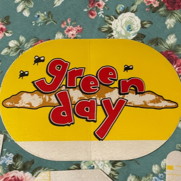 GREEN DAY! Concert patches/passes/stickers. The yellow lot of 4. Dookie 💩 guest - Picture 9 of 9